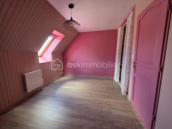 Nouvelle opportunité pour cette maison des années 1980 de 94m², construite en parpaings et couverte en tuiles, implantée sur un terrain de 593 m², située dans un lotissement calme avec stationnement devant la maison. 
A proximité immédiate de toutes les commodités. 
Mitoyenneté d'un côté par le garage, la maison dispose également d'un grand sous sol.
Fenêtres PVC double vitrage avec volets battants sur la façade principale et volets roulants électrique côté jardin.
Porte d'entrée en pvc et porte de garage  pvc motorisée.
Au RDC : un hall d'entrée dessert la cuisine aménagée, le salon séjour avec cheminée ouverte, un wc ainsi que l'accès au garage et au sous sol.
À l’étage : deux chambres dont une avec wc, une mezzanine pouvant facilement être aménagée en troisième chambre, bureau ou espace cocooning, un dressing et une salle d’eau.
Un garage attenant et un sous-sol complètent l’ensemble.
À l’extérieur, vous profiterez d’une petite terrasse ensoleillée et d’un jardin clos, idéal pour des moments de détente en toute tranquillité.
Travaux à prévoir, offrant un beau potentiel de personnalisation.
Maison raccordée à la fibre, et assainissement au tout à l'égout.