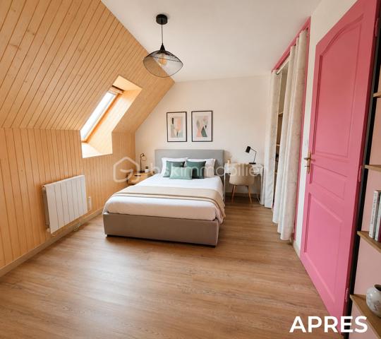 Nouvelle opportunité pour cette maison des années 1980 de 94m², construite en parpaings et couverte en tuiles, implantée sur un terrain de 593 m², située dans un lotissement calme avec stationnement devant la maison. 
A proximité immédiate de toutes les commodités. 
Mitoyenneté d'un côté par le garage, la maison dispose également d'un grand sous sol.
Fenêtres PVC double vitrage avec volets battants sur la façade principale et volets roulants électrique côté jardin.
Porte d'entrée en pvc et porte de garage  pvc motorisée.
Au RDC : un hall d'entrée dessert la cuisine aménagée, le salon séjour avec cheminée ouverte, un wc ainsi que l'accès au garage et au sous sol.
À l’étage : deux chambres dont une avec wc, une mezzanine pouvant facilement être aménagée en troisième chambre, bureau ou espace cocooning, un dressing et une salle d’eau.
Un garage attenant et un sous-sol complètent l’ensemble.
À l’extérieur, vous profiterez d’une petite terrasse ensoleillée et d’un jardin clos, idéal pour des moments de détente en toute tranquillité.
Travaux à prévoir, offrant un beau potentiel de personnalisation.
Maison raccordée à la fibre, et assainissement au tout à l'égout.