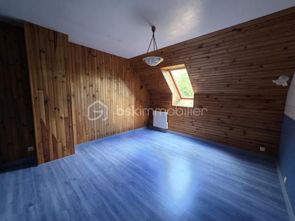 Nouvelle opportunité pour cette maison des années 1980 de 94m², construite en parpaings et couverte en tuiles, implantée sur un terrain de 593 m², située dans un lotissement calme avec stationnement devant la maison. 
A proximité immédiate de toutes les commodités. 
Mitoyenneté d'un côté par le garage, la maison dispose également d'un grand sous sol.
Fenêtres PVC double vitrage avec volets battants sur la façade principale et volets roulants électrique côté jardin.
Porte d'entrée en pvc et porte de garage  pvc motorisée.
Au RDC : un hall d'entrée dessert la cuisine aménagée, le salon séjour avec cheminée ouverte, un wc ainsi que l'accès au garage et au sous sol.
À l’étage : deux chambres dont une avec wc, une mezzanine pouvant facilement être aménagée en troisième chambre, bureau ou espace cocooning, un dressing et une salle d’eau.
Un garage attenant et un sous-sol complètent l’ensemble.
À l’extérieur, vous profiterez d’une petite terrasse ensoleillée et d’un jardin clos, idéal pour des moments de détente en toute tranquillité.
Travaux à prévoir, offrant un beau potentiel de personnalisation.
Maison raccordée à la fibre, et assainissement au tout à l'égout.