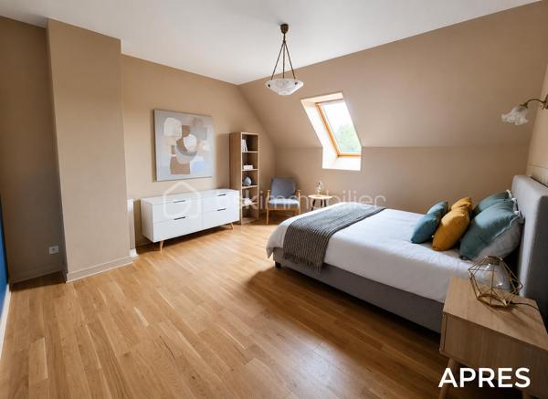 Nouvelle opportunité pour cette maison des années 1980 de 94m², construite en parpaings et couverte en tuiles, implantée sur un terrain de 593 m², située dans un lotissement calme avec stationnement devant la maison. 
A proximité immédiate de toutes les commodités. 
Mitoyenneté d'un côté par le garage, la maison dispose également d'un grand sous sol.
Fenêtres PVC double vitrage avec volets battants sur la façade principale et volets roulants électrique côté jardin.
Porte d'entrée en pvc et porte de garage  pvc motorisée.
Au RDC : un hall d'entrée dessert la cuisine aménagée, le salon séjour avec cheminée ouverte, un wc ainsi que l'accès au garage et au sous sol.
À l’étage : deux chambres dont une avec wc, une mezzanine pouvant facilement être aménagée en troisième chambre, bureau ou espace cocooning, un dressing et une salle d’eau.
Un garage attenant et un sous-sol complètent l’ensemble.
À l’extérieur, vous profiterez d’une petite terrasse ensoleillée et d’un jardin clos, idéal pour des moments de détente en toute tranquillité.
Travaux à prévoir, offrant un beau potentiel de personnalisation.
Maison raccordée à la fibre, et assainissement au tout à l'égout.