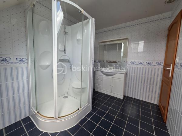 Nouvelle opportunité pour cette maison des années 1980 de 94m², construite en parpaings et couverte en tuiles, implantée sur un terrain de 593 m², située dans un lotissement calme avec stationnement devant la maison. 
A proximité immédiate de toutes les commodités. 
Mitoyenneté d'un côté par le garage, la maison dispose également d'un grand sous sol.
Fenêtres PVC double vitrage avec volets battants sur la façade principale et volets roulants électrique côté jardin.
Porte d'entrée en pvc et porte de garage  pvc motorisée.
Au RDC : un hall d'entrée dessert la cuisine aménagée, le salon séjour avec cheminée ouverte, un wc ainsi que l'accès au garage et au sous sol.
À l’étage : deux chambres dont une avec wc, une mezzanine pouvant facilement être aménagée en troisième chambre, bureau ou espace cocooning, un dressing et une salle d’eau.
Un garage attenant et un sous-sol complètent l’ensemble.
À l’extérieur, vous profiterez d’une petite terrasse ensoleillée et d’un jardin clos, idéal pour des moments de détente en toute tranquillité.
Travaux à prévoir, offrant un beau potentiel de personnalisation.
Maison raccordée à la fibre, et assainissement au tout à l'égout.
