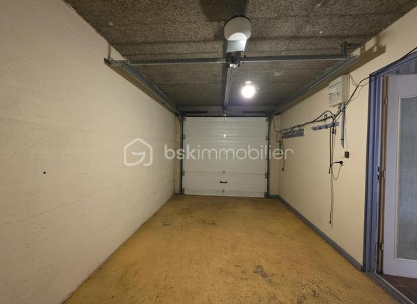 Nouvelle opportunité pour cette maison des années 1980 de 94m², construite en parpaings et couverte en tuiles, implantée sur un terrain de 593 m², située dans un lotissement calme avec stationnement devant la maison. 
A proximité immédiate de toutes les commodités. 
Mitoyenneté d'un côté par le garage, la maison dispose également d'un grand sous sol.
Fenêtres PVC double vitrage avec volets battants sur la façade principale et volets roulants électrique côté jardin.
Porte d'entrée en pvc et porte de garage  pvc motorisée.
Au RDC : un hall d'entrée dessert la cuisine aménagée, le salon séjour avec cheminée ouverte, un wc ainsi que l'accès au garage et au sous sol.
À l’étage : deux chambres dont une avec wc, une mezzanine pouvant facilement être aménagée en troisième chambre, bureau ou espace cocooning, un dressing et une salle d’eau.
Un garage attenant et un sous-sol complètent l’ensemble.
À l’extérieur, vous profiterez d’une petite terrasse ensoleillée et d’un jardin clos, idéal pour des moments de détente en toute tranquillité.
Travaux à prévoir, offrant un beau potentiel de personnalisation.
Maison raccordée à la fibre, et assainissement au tout à l'égout.