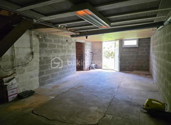 Nouvelle opportunité pour cette maison des années 1980 de 94m², construite en parpaings et couverte en tuiles, implantée sur un terrain de 593 m², située dans un lotissement calme avec stationnement devant la maison. 
A proximité immédiate de toutes les commodités. 
Mitoyenneté d'un côté par le garage, la maison dispose également d'un grand sous sol.
Fenêtres PVC double vitrage avec volets battants sur la façade principale et volets roulants électrique côté jardin.
Porte d'entrée en pvc et porte de garage  pvc motorisée.
Au RDC : un hall d'entrée dessert la cuisine aménagée, le salon séjour avec cheminée ouverte, un wc ainsi que l'accès au garage et au sous sol.
À l’étage : deux chambres dont une avec wc, une mezzanine pouvant facilement être aménagée en troisième chambre, bureau ou espace cocooning, un dressing et une salle d’eau.
Un garage attenant et un sous-sol complètent l’ensemble.
À l’extérieur, vous profiterez d’une petite terrasse ensoleillée et d’un jardin clos, idéal pour des moments de détente en toute tranquillité.
Travaux à prévoir, offrant un beau potentiel de personnalisation.
Maison raccordée à la fibre, et assainissement au tout à l'égout.