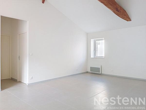 Appartement de 52 m², rénové , en plein centre ville de Saujon avec grand garage.