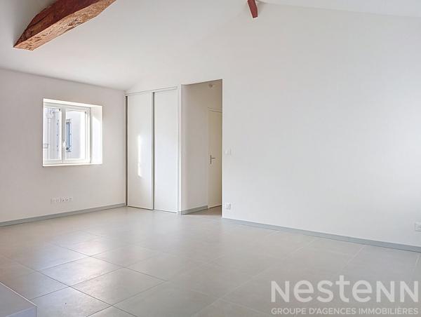 Appartement de 52 m², rénové , en plein centre ville de Saujon avec grand garage.