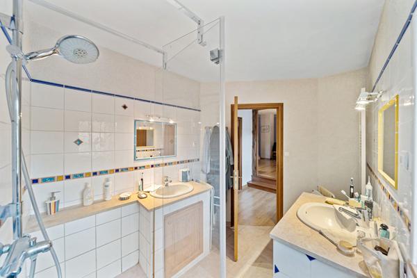 Maison en pierre rénovée à Sainte Hélène de 160 m² avec 4 chambres