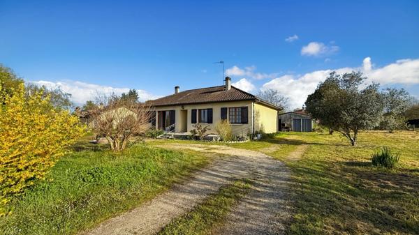 Maison plain-pied à rénover 96m2 et garages de 13 m2 et 26 m2 sur terrain 1956 m2 - 4 pièces LA FORCE (24)
