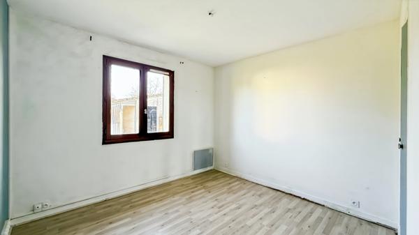 Maison plain-pied à rénover 96m2 et garages de 13 m2 et 26 m2 sur terrain 1956 m2 - 4 pièces LA FORCE (24)