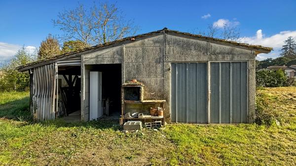 Maison plain-pied à rénover 96m2 et garages de 13 m2 et 26 m2 sur terrain 1956 m2 - 4 pièces LA FORCE (24)