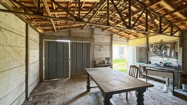 Maison plain-pied à rénover 96m2 et garages de 13 m2 et 26 m2 sur terrain 1956 m2 - 4 pièces LA FORCE (24)