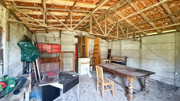 Maison plain-pied à rénover 96m2 et garages de 13 m2 et 26 m2 sur terrain 1956 m2 - 4 pièces LA FORCE (24)