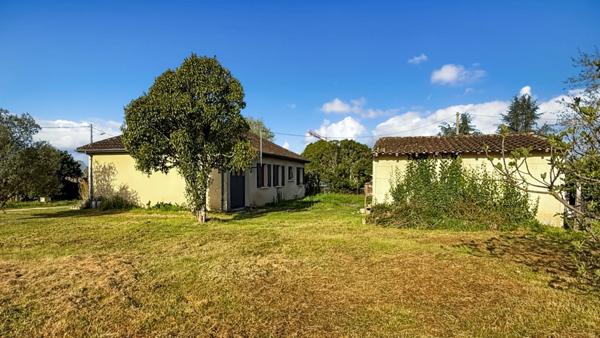 Maison plain-pied à rénover 96m2 et garages de 13 m2 et 26 m2 sur terrain 1956 m2 - 4 pièces LA FORCE (24)