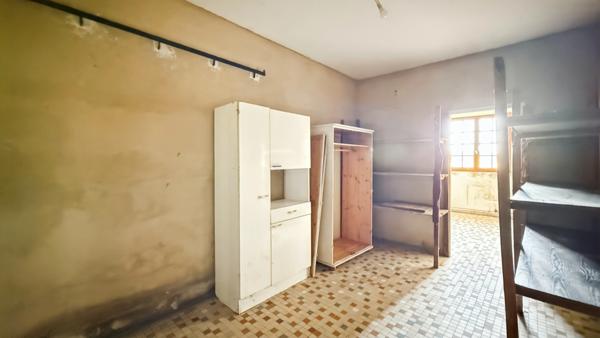 Maison plain-pied à rénover 96m2 et garages de 13 m2 et 26 m2 sur terrain 1956 m2 - 4 pièces LA FORCE (24)