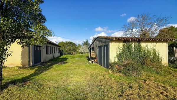 Maison plain-pied à rénover 96m2 et garages de 13 m2 et 26 m2 sur terrain 1956 m2 - 4 pièces LA FORCE (24)