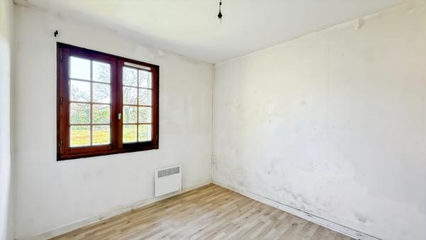 Maison plain-pied à rénover 96m2 et garages de 13 m2 et 26 m2 sur terrain 1956 m2 - 4 pièces LA FORCE (24)