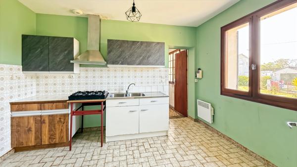 Maison plain-pied à rénover 96m2 et garages de 13 m2 et 26 m2 sur terrain 1956 m2 - 4 pièces LA FORCE (24)