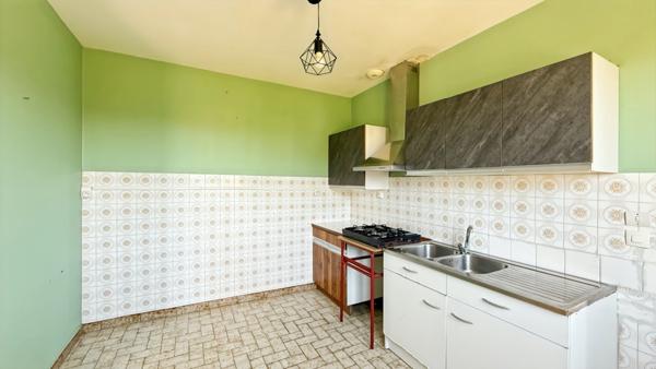 Maison plain-pied à rénover 96m2 et garages de 13 m2 et 26 m2 sur terrain 1956 m2 - 4 pièces LA FORCE (24)