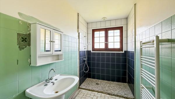 Maison plain-pied à rénover 96m2 et garages de 13 m2 et 26 m2 sur terrain 1956 m2 - 4 pièces LA FORCE (24)