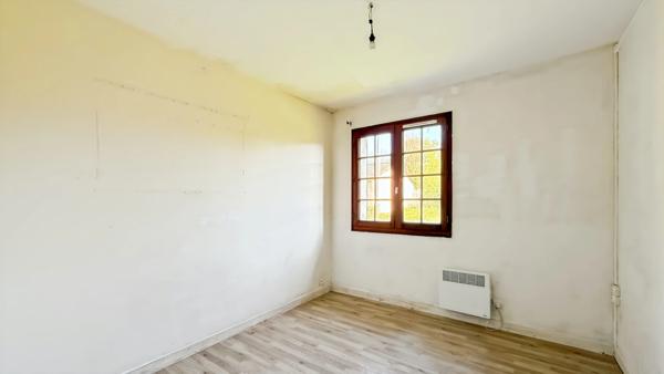 Maison plain-pied à rénover 96m2 et garages de 13 m2 et 26 m2 sur terrain 1956 m2 - 4 pièces LA FORCE (24)