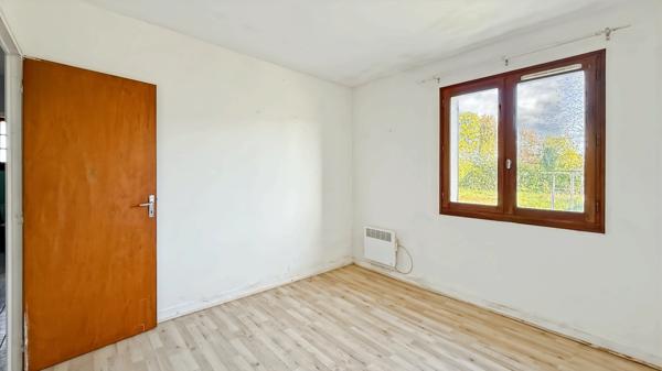 Maison plain-pied à rénover 96m2 et garages de 13 m2 et 26 m2 sur terrain 1956 m2 - 4 pièces LA FORCE (24)