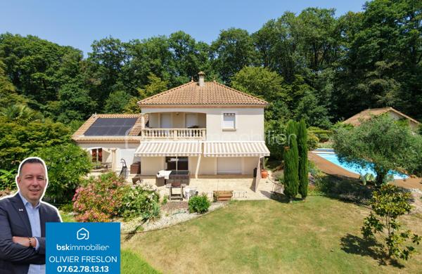 Magnifique Propriété de charme de 204m² à Chaulgnes avec Piscine et dépendances 

Amoureux des jolis coins de campagne, bordée par la lisière d'une forêt, située à deux pas de l'accès à l'A77, à deux heures de Paris, à 5 minutes du bourg de la jolie commune de Chaulgnes et de toutes les commodités de Pougues les Eaux, située  aux portes de la forêt des Bertranges et de ses nombreux sentiers de randonnée, nous vous présentons cette magnifique propriété de type maison provençale d'une surface habitable de 204m² construite en 2011, qui propose 5 pièces dont une grande pièce de vie de 106m², comprenant un espace salon, un espace séjour, ainsi qu'un espace de cuisine ouverte, aménagée et équipée. Cette propriété propose également une suite parentale de 19m², avec placards dressings et salle d'eau privative, un wc indépendant, une grande véranda qui donne côté piscine, une seconde cuisine d'été, une grande buanderie cellier au rez-de-chaussée, ainsi qu'un palier qui distribue une salle d'eau avec wc, deux chambres  de 13 et 24m² qui donne sur un grand balcon loggia orienté plein Sud à l'étage. Coté pratique, cette maison propose un premier garage de 15,5m² attenant la maison, un second garage indépendant de 42m², une grande terrasse d'environ 80m², avec stores bannes motorisés, une piscine coque 9,5m x 4m chauffée et sa grand plage en bois, une grande dépendance de stockage et un abris de jardin, le tous sur une grande parcelle de terrain d'un hectare, idéal pour accueillir des animaux, terrain clôturé (portail motorisé avec console d'accueil), arboré et très bien entretenu. 

Cette propriété propose une entrée sur une grande et lumineuse pièce de vie de 106m², dont les baies vitrées et la porte fenêtre donnent toutes sur une grande terrasse orientée plein sud de 80m². Cette pièce de vie est composée d'un espace salon, d'un espace séjour ainsi qu'un espace de cuisine ouverte (19m²), aménagée et équipée. Le rez-de-chaussée se complète d'une suite parentale de 19m², avec placards dressings et salle d'eau privative, d'un wc indépendant, d'une grande véranda de 19m² dont les baies vitrées en alu donne côté piscine, d'une seconde cuisine d'été aménagée et équipée pour le côté pratique, ainsi qu'une buanderie cellier de 14m².
De la pièce de vie, un escalier mène à l'étage, le palier distribue une salle d'eau avec wc, ainsi que deux chambres de 13 et 24m², dont les portes fenêtres donnent sur un grand balcon loggia orienté plein sud.

A l'extérieur, cette maison propose une grande parcelle de terrain de 10100m², une partie étant paysagée autour de la maison, la seconde partie aménagée en pâture, idéale pour des animaux, elle propose un premier garage de 15,5m² attenant la maison, un second garage indépendant de 42m², une grande terrasse d'environ 80m², avec stores bannes motorisés, une piscine coque 9,5m x 4m chauffée et sa grand plage en bois avec douche d'extérieure, le côté pâture dispose d'une grande dépendance (type stabule) de stockage et d'un abris de jardin.

Tous les sols intérieurs de cette propriété sont en carrelage à l'exception de la cuisine d'été (linoléum), elle dispose d'un chauffage de type chaudière à géothermie, une pompe à chaleur Air /Air (climatisations réversibles), ainsi qu'un ballon production d'eau chaude indépendant . Cette maison propose une isolation double vitrage pvc pour les huisseries, portes fenêtres ou baies vitrées, en aluminium pour la véranda, ainsi que des volets roulants motorisés et centralisés. Elle dispose d'une toiture en tuiles terre cuite de type provençale en très bon état ainsi que des combles bien isolés.
Côté construction, elle est élevé sur vide sanitaire et dispose d'un assainissement individuel.
Niveau énergie, cette maison bénéficie d'excellentes notes énergétiques, en A en dépenses énergétiques donc très économique et en A en gaz à effet de serre donc peu polluant. Elle propose également 16 panneaux solaires (8 Exposé à l'Est côté piscine et 8 exposé plein Sud côté terrasse), qui permettent une auto consommation à la maison donc des économies.
Côté internet, elle dispose de la fibre.

Les plus de cette maison : Elle n'a que des atouts!!!
Sa localisation et sa proximité avec l'A77 proche de toutes les commodités, mais aussi  des commerces et de toutes les écoles de Chaulgnes et Pougues les Eaux.
La qualité générale avec les prestations 'haut de gamme' de cette propriété parfaitement équipée, entretenue avec des grands volumes de pièces dont sa grande pièce de vie avec  salon séjour et cuisine aménagée et équipée, ses 3 chambres dont sa suite parentale en rez-de-chaussée, sa seconde salle d'eau à l'étage. Son grand garage, ses extérieurs de qualité avec sa belle terrasse dont une partie sous appentis , son terrain parfaitement entretenu, arboré et totalement clôturé, sa véranda et sa seconde cuisine, véritable atout côté piscine, ses modes de chauffage et son auto consommation, ses 2 garages et ses dépendances.

Des photos supplémentaires sont disponibles sur BSK IMMOBILIER > Nos conseillers > Olivier FRESLON
Pour tout renseignement complémentaire ou pour une visite, contactez moi au 07.62.78.13.13.

Idéale pour une grande famille ou pour une résidence secondaire à la campagne, cette propriété est un véritable coup de cœur, une opportunité très rare à saisir!!