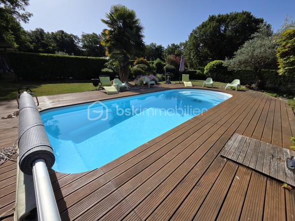 Magnifique Propriété de charme de 204m² à Chaulgnes avec Piscine et dépendances 

Amoureux des jolis coins de campagne, bordée par la lisière d'une forêt, située à deux pas de l'accès à l'A77, à deux heures de Paris, à 5 minutes du bourg de la jolie commune de Chaulgnes et de toutes les commodités de Pougues les Eaux, située  aux portes de la forêt des Bertranges et de ses nombreux sentiers de randonnée, nous vous présentons cette magnifique propriété de type maison provençale d'une surface habitable de 204m² construite en 2011, qui propose 5 pièces dont une grande pièce de vie de 106m², comprenant un espace salon, un espace séjour, ainsi qu'un espace de cuisine ouverte, aménagée et équipée. Cette propriété propose également une suite parentale de 19m², avec placards dressings et salle d'eau privative, un wc indépendant, une grande véranda qui donne côté piscine, une seconde cuisine d'été, une grande buanderie cellier au rez-de-chaussée, ainsi qu'un palier qui distribue une salle d'eau avec wc, deux chambres  de 13 et 24m² qui donne sur un grand balcon loggia orienté plein Sud à l'étage. Coté pratique, cette maison propose un premier garage de 15,5m² attenant la maison, un second garage indépendant de 42m², une grande terrasse d'environ 80m², avec stores bannes motorisés, une piscine coque 9,5m x 4m chauffée et sa grand plage en bois, une grande dépendance de stockage et un abris de jardin, le tous sur une grande parcelle de terrain d'un hectare, idéal pour accueillir des animaux, terrain clôturé (portail motorisé avec console d'accueil), arboré et très bien entretenu. 

Cette propriété propose une entrée sur une grande et lumineuse pièce de vie de 106m², dont les baies vitrées et la porte fenêtre donnent toutes sur une grande terrasse orientée plein sud de 80m². Cette pièce de vie est composée d'un espace salon, d'un espace séjour ainsi qu'un espace de cuisine ouverte (19m²), aménagée et équipée. Le rez-de-chaussée se complète d'une suite parentale de 19m², avec placards dressings et salle d'eau privative, d'un wc indépendant, d'une grande véranda de 19m² dont les baies vitrées en alu donne côté piscine, d'une seconde cuisine d'été aménagée et équipée pour le côté pratique, ainsi qu'une buanderie cellier de 14m².
De la pièce de vie, un escalier mène à l'étage, le palier distribue une salle d'eau avec wc, ainsi que deux chambres de 13 et 24m², dont les portes fenêtres donnent sur un grand balcon loggia orienté plein sud.

A l'extérieur, cette maison propose une grande parcelle de terrain de 10100m², une partie étant paysagée autour de la maison, la seconde partie aménagée en pâture, idéale pour des animaux, elle propose un premier garage de 15,5m² attenant la maison, un second garage indépendant de 42m², une grande terrasse d'environ 80m², avec stores bannes motorisés, une piscine coque 9,5m x 4m chauffée et sa grand plage en bois avec douche d'extérieure, le côté pâture dispose d'une grande dépendance (type stabule) de stockage et d'un abris de jardin.

Tous les sols intérieurs de cette propriété sont en carrelage à l'exception de la cuisine d'été (linoléum), elle dispose d'un chauffage de type chaudière à géothermie, une pompe à chaleur Air /Air (climatisations réversibles), ainsi qu'un ballon production d'eau chaude indépendant . Cette maison propose une isolation double vitrage pvc pour les huisseries, portes fenêtres ou baies vitrées, en aluminium pour la véranda, ainsi que des volets roulants motorisés et centralisés. Elle dispose d'une toiture en tuiles terre cuite de type provençale en très bon état ainsi que des combles bien isolés.
Côté construction, elle est élevé sur vide sanitaire et dispose d'un assainissement individuel.
Niveau énergie, cette maison bénéficie d'excellentes notes énergétiques, en A en dépenses énergétiques donc très économique et en A en gaz à effet de serre donc peu polluant. Elle propose également 16 panneaux solaires (8 Exposé à l'Est côté piscine et 8 exposé plein Sud côté terrasse), qui permettent une auto consommation à la maison donc des économies.
Côté internet, elle dispose de la fibre.

Les plus de cette maison : Elle n'a que des atouts!!!
Sa localisation et sa proximité avec l'A77 proche de toutes les commodités, mais aussi  des commerces et de toutes les écoles de Chaulgnes et Pougues les Eaux.
La qualité générale avec les prestations 'haut de gamme' de cette propriété parfaitement équipée, entretenue avec des grands volumes de pièces dont sa grande pièce de vie avec  salon séjour et cuisine aménagée et équipée, ses 3 chambres dont sa suite parentale en rez-de-chaussée, sa seconde salle d'eau à l'étage. Son grand garage, ses extérieurs de qualité avec sa belle terrasse dont une partie sous appentis , son terrain parfaitement entretenu, arboré et totalement clôturé, sa véranda et sa seconde cuisine, véritable atout côté piscine, ses modes de chauffage et son auto consommation, ses 2 garages et ses dépendances.

Des photos supplémentaires sont disponibles sur BSK IMMOBILIER > Nos conseillers > Olivier FRESLON
Pour tout renseignement complémentaire ou pour une visite, contactez moi au 07.62.78.13.13.

Idéale pour une grande famille ou pour une résidence secondaire à la campagne, cette propriété est un véritable coup de cœur, une opportunité très rare à saisir!!