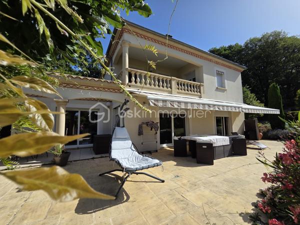Magnifique Propriété de charme de 204m² à Chaulgnes avec Piscine et dépendances 

Amoureux des jolis coins de campagne, bordée par la lisière d'une forêt, située à deux pas de l'accès à l'A77, à deux heures de Paris, à 5 minutes du bourg de la jolie commune de Chaulgnes et de toutes les commodités de Pougues les Eaux, située  aux portes de la forêt des Bertranges et de ses nombreux sentiers de randonnée, nous vous présentons cette magnifique propriété de type maison provençale d'une surface habitable de 204m² construite en 2011, qui propose 5 pièces dont une grande pièce de vie de 106m², comprenant un espace salon, un espace séjour, ainsi qu'un espace de cuisine ouverte, aménagée et équipée. Cette propriété propose également une suite parentale de 19m², avec placards dressings et salle d'eau privative, un wc indépendant, une grande véranda qui donne côté piscine, une seconde cuisine d'été, une grande buanderie cellier au rez-de-chaussée, ainsi qu'un palier qui distribue une salle d'eau avec wc, deux chambres  de 13 et 24m² qui donne sur un grand balcon loggia orienté plein Sud à l'étage. Coté pratique, cette maison propose un premier garage de 15,5m² attenant la maison, un second garage indépendant de 42m², une grande terrasse d'environ 80m², avec stores bannes motorisés, une piscine coque 9,5m x 4m chauffée et sa grand plage en bois, une grande dépendance de stockage et un abris de jardin, le tous sur une grande parcelle de terrain d'un hectare, idéal pour accueillir des animaux, terrain clôturé (portail motorisé avec console d'accueil), arboré et très bien entretenu. 

Cette propriété propose une entrée sur une grande et lumineuse pièce de vie de 106m², dont les baies vitrées et la porte fenêtre donnent toutes sur une grande terrasse orientée plein sud de 80m². Cette pièce de vie est composée d'un espace salon, d'un espace séjour ainsi qu'un espace de cuisine ouverte (19m²), aménagée et équipée. Le rez-de-chaussée se complète d'une suite parentale de 19m², avec placards dressings et salle d'eau privative, d'un wc indépendant, d'une grande véranda de 19m² dont les baies vitrées en alu donne côté piscine, d'une seconde cuisine d'été aménagée et équipée pour le côté pratique, ainsi qu'une buanderie cellier de 14m².
De la pièce de vie, un escalier mène à l'étage, le palier distribue une salle d'eau avec wc, ainsi que deux chambres de 13 et 24m², dont les portes fenêtres donnent sur un grand balcon loggia orienté plein sud.

A l'extérieur, cette maison propose une grande parcelle de terrain de 10100m², une partie étant paysagée autour de la maison, la seconde partie aménagée en pâture, idéale pour des animaux, elle propose un premier garage de 15,5m² attenant la maison, un second garage indépendant de 42m², une grande terrasse d'environ 80m², avec stores bannes motorisés, une piscine coque 9,5m x 4m chauffée et sa grand plage en bois avec douche d'extérieure, le côté pâture dispose d'une grande dépendance (type stabule) de stockage et d'un abris de jardin.

Tous les sols intérieurs de cette propriété sont en carrelage à l'exception de la cuisine d'été (linoléum), elle dispose d'un chauffage de type chaudière à géothermie, une pompe à chaleur Air /Air (climatisations réversibles), ainsi qu'un ballon production d'eau chaude indépendant . Cette maison propose une isolation double vitrage pvc pour les huisseries, portes fenêtres ou baies vitrées, en aluminium pour la véranda, ainsi que des volets roulants motorisés et centralisés. Elle dispose d'une toiture en tuiles terre cuite de type provençale en très bon état ainsi que des combles bien isolés.
Côté construction, elle est élevé sur vide sanitaire et dispose d'un assainissement individuel.
Niveau énergie, cette maison bénéficie d'excellentes notes énergétiques, en A en dépenses énergétiques donc très économique et en A en gaz à effet de serre donc peu polluant. Elle propose également 16 panneaux solaires (8 Exposé à l'Est côté piscine et 8 exposé plein Sud côté terrasse), qui permettent une auto consommation à la maison donc des économies.
Côté internet, elle dispose de la fibre.

Les plus de cette maison : Elle n'a que des atouts!!!
Sa localisation et sa proximité avec l'A77 proche de toutes les commodités, mais aussi  des commerces et de toutes les écoles de Chaulgnes et Pougues les Eaux.
La qualité générale avec les prestations 'haut de gamme' de cette propriété parfaitement équipée, entretenue avec des grands volumes de pièces dont sa grande pièce de vie avec  salon séjour et cuisine aménagée et équipée, ses 3 chambres dont sa suite parentale en rez-de-chaussée, sa seconde salle d'eau à l'étage. Son grand garage, ses extérieurs de qualité avec sa belle terrasse dont une partie sous appentis , son terrain parfaitement entretenu, arboré et totalement clôturé, sa véranda et sa seconde cuisine, véritable atout côté piscine, ses modes de chauffage et son auto consommation, ses 2 garages et ses dépendances.

Des photos supplémentaires sont disponibles sur BSK IMMOBILIER > Nos conseillers > Olivier FRESLON
Pour tout renseignement complémentaire ou pour une visite, contactez moi au 07.62.78.13.13.

Idéale pour une grande famille ou pour une résidence secondaire à la campagne, cette propriété est un véritable coup de cœur, une opportunité très rare à saisir!!