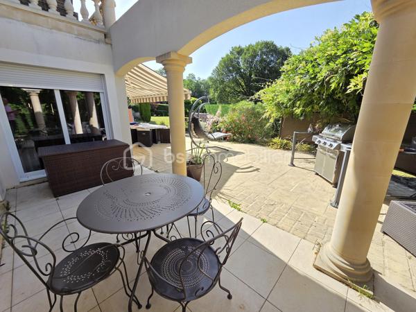 Magnifique Propriété de charme de 204m² à Chaulgnes avec Piscine et dépendances 

Amoureux des jolis coins de campagne, bordée par la lisière d'une forêt, située à deux pas de l'accès à l'A77, à deux heures de Paris, à 5 minutes du bourg de la jolie commune de Chaulgnes et de toutes les commodités de Pougues les Eaux, située  aux portes de la forêt des Bertranges et de ses nombreux sentiers de randonnée, nous vous présentons cette magnifique propriété de type maison provençale d'une surface habitable de 204m² construite en 2011, qui propose 5 pièces dont une grande pièce de vie de 106m², comprenant un espace salon, un espace séjour, ainsi qu'un espace de cuisine ouverte, aménagée et équipée. Cette propriété propose également une suite parentale de 19m², avec placards dressings et salle d'eau privative, un wc indépendant, une grande véranda qui donne côté piscine, une seconde cuisine d'été, une grande buanderie cellier au rez-de-chaussée, ainsi qu'un palier qui distribue une salle d'eau avec wc, deux chambres  de 13 et 24m² qui donne sur un grand balcon loggia orienté plein Sud à l'étage. Coté pratique, cette maison propose un premier garage de 15,5m² attenant la maison, un second garage indépendant de 42m², une grande terrasse d'environ 80m², avec stores bannes motorisés, une piscine coque 9,5m x 4m chauffée et sa grand plage en bois, une grande dépendance de stockage et un abris de jardin, le tous sur une grande parcelle de terrain d'un hectare, idéal pour accueillir des animaux, terrain clôturé (portail motorisé avec console d'accueil), arboré et très bien entretenu. 

Cette propriété propose une entrée sur une grande et lumineuse pièce de vie de 106m², dont les baies vitrées et la porte fenêtre donnent toutes sur une grande terrasse orientée plein sud de 80m². Cette pièce de vie est composée d'un espace salon, d'un espace séjour ainsi qu'un espace de cuisine ouverte (19m²), aménagée et équipée. Le rez-de-chaussée se complète d'une suite parentale de 19m², avec placards dressings et salle d'eau privative, d'un wc indépendant, d'une grande véranda de 19m² dont les baies vitrées en alu donne côté piscine, d'une seconde cuisine d'été aménagée et équipée pour le côté pratique, ainsi qu'une buanderie cellier de 14m².
De la pièce de vie, un escalier mène à l'étage, le palier distribue une salle d'eau avec wc, ainsi que deux chambres de 13 et 24m², dont les portes fenêtres donnent sur un grand balcon loggia orienté plein sud.

A l'extérieur, cette maison propose une grande parcelle de terrain de 10100m², une partie étant paysagée autour de la maison, la seconde partie aménagée en pâture, idéale pour des animaux, elle propose un premier garage de 15,5m² attenant la maison, un second garage indépendant de 42m², une grande terrasse d'environ 80m², avec stores bannes motorisés, une piscine coque 9,5m x 4m chauffée et sa grand plage en bois avec douche d'extérieure, le côté pâture dispose d'une grande dépendance (type stabule) de stockage et d'un abris de jardin.

Tous les sols intérieurs de cette propriété sont en carrelage à l'exception de la cuisine d'été (linoléum), elle dispose d'un chauffage de type chaudière à géothermie, une pompe à chaleur Air /Air (climatisations réversibles), ainsi qu'un ballon production d'eau chaude indépendant . Cette maison propose une isolation double vitrage pvc pour les huisseries, portes fenêtres ou baies vitrées, en aluminium pour la véranda, ainsi que des volets roulants motorisés et centralisés. Elle dispose d'une toiture en tuiles terre cuite de type provençale en très bon état ainsi que des combles bien isolés.
Côté construction, elle est élevé sur vide sanitaire et dispose d'un assainissement individuel.
Niveau énergie, cette maison bénéficie d'excellentes notes énergétiques, en A en dépenses énergétiques donc très économique et en A en gaz à effet de serre donc peu polluant. Elle propose également 16 panneaux solaires (8 Exposé à l'Est côté piscine et 8 exposé plein Sud côté terrasse), qui permettent une auto consommation à la maison donc des économies.
Côté internet, elle dispose de la fibre.

Les plus de cette maison : Elle n'a que des atouts!!!
Sa localisation et sa proximité avec l'A77 proche de toutes les commodités, mais aussi  des commerces et de toutes les écoles de Chaulgnes et Pougues les Eaux.
La qualité générale avec les prestations 'haut de gamme' de cette propriété parfaitement équipée, entretenue avec des grands volumes de pièces dont sa grande pièce de vie avec  salon séjour et cuisine aménagée et équipée, ses 3 chambres dont sa suite parentale en rez-de-chaussée, sa seconde salle d'eau à l'étage. Son grand garage, ses extérieurs de qualité avec sa belle terrasse dont une partie sous appentis , son terrain parfaitement entretenu, arboré et totalement clôturé, sa véranda et sa seconde cuisine, véritable atout côté piscine, ses modes de chauffage et son auto consommation, ses 2 garages et ses dépendances.

Des photos supplémentaires sont disponibles sur BSK IMMOBILIER > Nos conseillers > Olivier FRESLON
Pour tout renseignement complémentaire ou pour une visite, contactez moi au 07.62.78.13.13.

Idéale pour une grande famille ou pour une résidence secondaire à la campagne, cette propriété est un véritable coup de cœur, une opportunité très rare à saisir!!