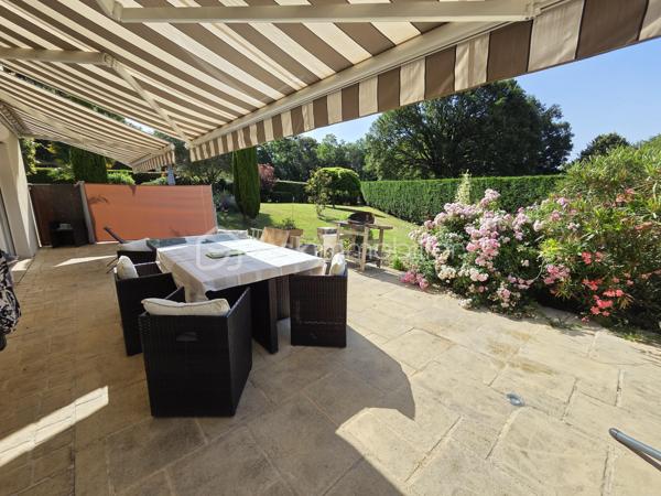 Magnifique Propriété de charme de 204m² à Chaulgnes avec Piscine et dépendances 

Amoureux des jolis coins de campagne, bordée par la lisière d'une forêt, située à deux pas de l'accès à l'A77, à deux heures de Paris, à 5 minutes du bourg de la jolie commune de Chaulgnes et de toutes les commodités de Pougues les Eaux, située  aux portes de la forêt des Bertranges et de ses nombreux sentiers de randonnée, nous vous présentons cette magnifique propriété de type maison provençale d'une surface habitable de 204m² construite en 2011, qui propose 5 pièces dont une grande pièce de vie de 106m², comprenant un espace salon, un espace séjour, ainsi qu'un espace de cuisine ouverte, aménagée et équipée. Cette propriété propose également une suite parentale de 19m², avec placards dressings et salle d'eau privative, un wc indépendant, une grande véranda qui donne côté piscine, une seconde cuisine d'été, une grande buanderie cellier au rez-de-chaussée, ainsi qu'un palier qui distribue une salle d'eau avec wc, deux chambres  de 13 et 24m² qui donne sur un grand balcon loggia orienté plein Sud à l'étage. Coté pratique, cette maison propose un premier garage de 15,5m² attenant la maison, un second garage indépendant de 42m², une grande terrasse d'environ 80m², avec stores bannes motorisés, une piscine coque 9,5m x 4m chauffée et sa grand plage en bois, une grande dépendance de stockage et un abris de jardin, le tous sur une grande parcelle de terrain d'un hectare, idéal pour accueillir des animaux, terrain clôturé (portail motorisé avec console d'accueil), arboré et très bien entretenu. 

Cette propriété propose une entrée sur une grande et lumineuse pièce de vie de 106m², dont les baies vitrées et la porte fenêtre donnent toutes sur une grande terrasse orientée plein sud de 80m². Cette pièce de vie est composée d'un espace salon, d'un espace séjour ainsi qu'un espace de cuisine ouverte (19m²), aménagée et équipée. Le rez-de-chaussée se complète d'une suite parentale de 19m², avec placards dressings et salle d'eau privative, d'un wc indépendant, d'une grande véranda de 19m² dont les baies vitrées en alu donne côté piscine, d'une seconde cuisine d'été aménagée et équipée pour le côté pratique, ainsi qu'une buanderie cellier de 14m².
De la pièce de vie, un escalier mène à l'étage, le palier distribue une salle d'eau avec wc, ainsi que deux chambres de 13 et 24m², dont les portes fenêtres donnent sur un grand balcon loggia orienté plein sud.

A l'extérieur, cette maison propose une grande parcelle de terrain de 10100m², une partie étant paysagée autour de la maison, la seconde partie aménagée en pâture, idéale pour des animaux, elle propose un premier garage de 15,5m² attenant la maison, un second garage indépendant de 42m², une grande terrasse d'environ 80m², avec stores bannes motorisés, une piscine coque 9,5m x 4m chauffée et sa grand plage en bois avec douche d'extérieure, le côté pâture dispose d'une grande dépendance (type stabule) de stockage et d'un abris de jardin.

Tous les sols intérieurs de cette propriété sont en carrelage à l'exception de la cuisine d'été (linoléum), elle dispose d'un chauffage de type chaudière à géothermie, une pompe à chaleur Air /Air (climatisations réversibles), ainsi qu'un ballon production d'eau chaude indépendant . Cette maison propose une isolation double vitrage pvc pour les huisseries, portes fenêtres ou baies vitrées, en aluminium pour la véranda, ainsi que des volets roulants motorisés et centralisés. Elle dispose d'une toiture en tuiles terre cuite de type provençale en très bon état ainsi que des combles bien isolés.
Côté construction, elle est élevé sur vide sanitaire et dispose d'un assainissement individuel.
Niveau énergie, cette maison bénéficie d'excellentes notes énergétiques, en A en dépenses énergétiques donc très économique et en A en gaz à effet de serre donc peu polluant. Elle propose également 16 panneaux solaires (8 Exposé à l'Est côté piscine et 8 exposé plein Sud côté terrasse), qui permettent une auto consommation à la maison donc des économies.
Côté internet, elle dispose de la fibre.

Les plus de cette maison : Elle n'a que des atouts!!!
Sa localisation et sa proximité avec l'A77 proche de toutes les commodités, mais aussi  des commerces et de toutes les écoles de Chaulgnes et Pougues les Eaux.
La qualité générale avec les prestations 'haut de gamme' de cette propriété parfaitement équipée, entretenue avec des grands volumes de pièces dont sa grande pièce de vie avec  salon séjour et cuisine aménagée et équipée, ses 3 chambres dont sa suite parentale en rez-de-chaussée, sa seconde salle d'eau à l'étage. Son grand garage, ses extérieurs de qualité avec sa belle terrasse dont une partie sous appentis , son terrain parfaitement entretenu, arboré et totalement clôturé, sa véranda et sa seconde cuisine, véritable atout côté piscine, ses modes de chauffage et son auto consommation, ses 2 garages et ses dépendances.

Des photos supplémentaires sont disponibles sur BSK IMMOBILIER > Nos conseillers > Olivier FRESLON
Pour tout renseignement complémentaire ou pour une visite, contactez moi au 07.62.78.13.13.

Idéale pour une grande famille ou pour une résidence secondaire à la campagne, cette propriété est un véritable coup de cœur, une opportunité très rare à saisir!!
