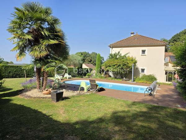 Magnifique Propriété de charme de 204m² à Chaulgnes avec Piscine et dépendances 

Amoureux des jolis coins de campagne, bordée par la lisière d'une forêt, située à deux pas de l'accès à l'A77, à deux heures de Paris, à 5 minutes du bourg de la jolie commune de Chaulgnes et de toutes les commodités de Pougues les Eaux, située  aux portes de la forêt des Bertranges et de ses nombreux sentiers de randonnée, nous vous présentons cette magnifique propriété de type maison provençale d'une surface habitable de 204m² construite en 2011, qui propose 5 pièces dont une grande pièce de vie de 106m², comprenant un espace salon, un espace séjour, ainsi qu'un espace de cuisine ouverte, aménagée et équipée. Cette propriété propose également une suite parentale de 19m², avec placards dressings et salle d'eau privative, un wc indépendant, une grande véranda qui donne côté piscine, une seconde cuisine d'été, une grande buanderie cellier au rez-de-chaussée, ainsi qu'un palier qui distribue une salle d'eau avec wc, deux chambres  de 13 et 24m² qui donne sur un grand balcon loggia orienté plein Sud à l'étage. Coté pratique, cette maison propose un premier garage de 15,5m² attenant la maison, un second garage indépendant de 42m², une grande terrasse d'environ 80m², avec stores bannes motorisés, une piscine coque 9,5m x 4m chauffée et sa grand plage en bois, une grande dépendance de stockage et un abris de jardin, le tous sur une grande parcelle de terrain d'un hectare, idéal pour accueillir des animaux, terrain clôturé (portail motorisé avec console d'accueil), arboré et très bien entretenu. 

Cette propriété propose une entrée sur une grande et lumineuse pièce de vie de 106m², dont les baies vitrées et la porte fenêtre donnent toutes sur une grande terrasse orientée plein sud de 80m². Cette pièce de vie est composée d'un espace salon, d'un espace séjour ainsi qu'un espace de cuisine ouverte (19m²), aménagée et équipée. Le rez-de-chaussée se complète d'une suite parentale de 19m², avec placards dressings et salle d'eau privative, d'un wc indépendant, d'une grande véranda de 19m² dont les baies vitrées en alu donne côté piscine, d'une seconde cuisine d'été aménagée et équipée pour le côté pratique, ainsi qu'une buanderie cellier de 14m².
De la pièce de vie, un escalier mène à l'étage, le palier distribue une salle d'eau avec wc, ainsi que deux chambres de 13 et 24m², dont les portes fenêtres donnent sur un grand balcon loggia orienté plein sud.

A l'extérieur, cette maison propose une grande parcelle de terrain de 10100m², une partie étant paysagée autour de la maison, la seconde partie aménagée en pâture, idéale pour des animaux, elle propose un premier garage de 15,5m² attenant la maison, un second garage indépendant de 42m², une grande terrasse d'environ 80m², avec stores bannes motorisés, une piscine coque 9,5m x 4m chauffée et sa grand plage en bois avec douche d'extérieure, le côté pâture dispose d'une grande dépendance (type stabule) de stockage et d'un abris de jardin.

Tous les sols intérieurs de cette propriété sont en carrelage à l'exception de la cuisine d'été (linoléum), elle dispose d'un chauffage de type chaudière à géothermie, une pompe à chaleur Air /Air (climatisations réversibles), ainsi qu'un ballon production d'eau chaude indépendant . Cette maison propose une isolation double vitrage pvc pour les huisseries, portes fenêtres ou baies vitrées, en aluminium pour la véranda, ainsi que des volets roulants motorisés et centralisés. Elle dispose d'une toiture en tuiles terre cuite de type provençale en très bon état ainsi que des combles bien isolés.
Côté construction, elle est élevé sur vide sanitaire et dispose d'un assainissement individuel.
Niveau énergie, cette maison bénéficie d'excellentes notes énergétiques, en A en dépenses énergétiques donc très économique et en A en gaz à effet de serre donc peu polluant. Elle propose également 16 panneaux solaires (8 Exposé à l'Est côté piscine et 8 exposé plein Sud côté terrasse), qui permettent une auto consommation à la maison donc des économies.
Côté internet, elle dispose de la fibre.

Les plus de cette maison : Elle n'a que des atouts!!!
Sa localisation et sa proximité avec l'A77 proche de toutes les commodités, mais aussi  des commerces et de toutes les écoles de Chaulgnes et Pougues les Eaux.
La qualité générale avec les prestations 'haut de gamme' de cette propriété parfaitement équipée, entretenue avec des grands volumes de pièces dont sa grande pièce de vie avec  salon séjour et cuisine aménagée et équipée, ses 3 chambres dont sa suite parentale en rez-de-chaussée, sa seconde salle d'eau à l'étage. Son grand garage, ses extérieurs de qualité avec sa belle terrasse dont une partie sous appentis , son terrain parfaitement entretenu, arboré et totalement clôturé, sa véranda et sa seconde cuisine, véritable atout côté piscine, ses modes de chauffage et son auto consommation, ses 2 garages et ses dépendances.

Des photos supplémentaires sont disponibles sur BSK IMMOBILIER > Nos conseillers > Olivier FRESLON
Pour tout renseignement complémentaire ou pour une visite, contactez moi au 07.62.78.13.13.

Idéale pour une grande famille ou pour une résidence secondaire à la campagne, cette propriété est un véritable coup de cœur, une opportunité très rare à saisir!!