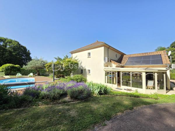 Magnifique Propriété de charme de 204m² à Chaulgnes avec Piscine et dépendances 

Amoureux des jolis coins de campagne, bordée par la lisière d'une forêt, située à deux pas de l'accès à l'A77, à deux heures de Paris, à 5 minutes du bourg de la jolie commune de Chaulgnes et de toutes les commodités de Pougues les Eaux, située  aux portes de la forêt des Bertranges et de ses nombreux sentiers de randonnée, nous vous présentons cette magnifique propriété de type maison provençale d'une surface habitable de 204m² construite en 2011, qui propose 5 pièces dont une grande pièce de vie de 106m², comprenant un espace salon, un espace séjour, ainsi qu'un espace de cuisine ouverte, aménagée et équipée. Cette propriété propose également une suite parentale de 19m², avec placards dressings et salle d'eau privative, un wc indépendant, une grande véranda qui donne côté piscine, une seconde cuisine d'été, une grande buanderie cellier au rez-de-chaussée, ainsi qu'un palier qui distribue une salle d'eau avec wc, deux chambres  de 13 et 24m² qui donne sur un grand balcon loggia orienté plein Sud à l'étage. Coté pratique, cette maison propose un premier garage de 15,5m² attenant la maison, un second garage indépendant de 42m², une grande terrasse d'environ 80m², avec stores bannes motorisés, une piscine coque 9,5m x 4m chauffée et sa grand plage en bois, une grande dépendance de stockage et un abris de jardin, le tous sur une grande parcelle de terrain d'un hectare, idéal pour accueillir des animaux, terrain clôturé (portail motorisé avec console d'accueil), arboré et très bien entretenu. 

Cette propriété propose une entrée sur une grande et lumineuse pièce de vie de 106m², dont les baies vitrées et la porte fenêtre donnent toutes sur une grande terrasse orientée plein sud de 80m². Cette pièce de vie est composée d'un espace salon, d'un espace séjour ainsi qu'un espace de cuisine ouverte (19m²), aménagée et équipée. Le rez-de-chaussée se complète d'une suite parentale de 19m², avec placards dressings et salle d'eau privative, d'un wc indépendant, d'une grande véranda de 19m² dont les baies vitrées en alu donne côté piscine, d'une seconde cuisine d'été aménagée et équipée pour le côté pratique, ainsi qu'une buanderie cellier de 14m².
De la pièce de vie, un escalier mène à l'étage, le palier distribue une salle d'eau avec wc, ainsi que deux chambres de 13 et 24m², dont les portes fenêtres donnent sur un grand balcon loggia orienté plein sud.

A l'extérieur, cette maison propose une grande parcelle de terrain de 10100m², une partie étant paysagée autour de la maison, la seconde partie aménagée en pâture, idéale pour des animaux, elle propose un premier garage de 15,5m² attenant la maison, un second garage indépendant de 42m², une grande terrasse d'environ 80m², avec stores bannes motorisés, une piscine coque 9,5m x 4m chauffée et sa grand plage en bois avec douche d'extérieure, le côté pâture dispose d'une grande dépendance (type stabule) de stockage et d'un abris de jardin.

Tous les sols intérieurs de cette propriété sont en carrelage à l'exception de la cuisine d'été (linoléum), elle dispose d'un chauffage de type chaudière à géothermie, une pompe à chaleur Air /Air (climatisations réversibles), ainsi qu'un ballon production d'eau chaude indépendant . Cette maison propose une isolation double vitrage pvc pour les huisseries, portes fenêtres ou baies vitrées, en aluminium pour la véranda, ainsi que des volets roulants motorisés et centralisés. Elle dispose d'une toiture en tuiles terre cuite de type provençale en très bon état ainsi que des combles bien isolés.
Côté construction, elle est élevé sur vide sanitaire et dispose d'un assainissement individuel.
Niveau énergie, cette maison bénéficie d'excellentes notes énergétiques, en A en dépenses énergétiques donc très économique et en A en gaz à effet de serre donc peu polluant. Elle propose également 16 panneaux solaires (8 Exposé à l'Est côté piscine et 8 exposé plein Sud côté terrasse), qui permettent une auto consommation à la maison donc des économies.
Côté internet, elle dispose de la fibre.

Les plus de cette maison : Elle n'a que des atouts!!!
Sa localisation et sa proximité avec l'A77 proche de toutes les commodités, mais aussi  des commerces et de toutes les écoles de Chaulgnes et Pougues les Eaux.
La qualité générale avec les prestations 'haut de gamme' de cette propriété parfaitement équipée, entretenue avec des grands volumes de pièces dont sa grande pièce de vie avec  salon séjour et cuisine aménagée et équipée, ses 3 chambres dont sa suite parentale en rez-de-chaussée, sa seconde salle d'eau à l'étage. Son grand garage, ses extérieurs de qualité avec sa belle terrasse dont une partie sous appentis , son terrain parfaitement entretenu, arboré et totalement clôturé, sa véranda et sa seconde cuisine, véritable atout côté piscine, ses modes de chauffage et son auto consommation, ses 2 garages et ses dépendances.

Des photos supplémentaires sont disponibles sur BSK IMMOBILIER > Nos conseillers > Olivier FRESLON
Pour tout renseignement complémentaire ou pour une visite, contactez moi au 07.62.78.13.13.

Idéale pour une grande famille ou pour une résidence secondaire à la campagne, cette propriété est un véritable coup de cœur, une opportunité très rare à saisir!!