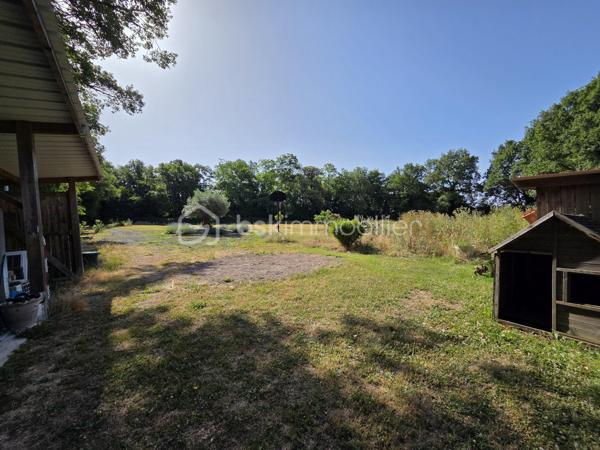 Magnifique Propriété de charme de 204m² à Chaulgnes avec Piscine et dépendances 

Amoureux des jolis coins de campagne, bordée par la lisière d'une forêt, située à deux pas de l'accès à l'A77, à deux heures de Paris, à 5 minutes du bourg de la jolie commune de Chaulgnes et de toutes les commodités de Pougues les Eaux, située  aux portes de la forêt des Bertranges et de ses nombreux sentiers de randonnée, nous vous présentons cette magnifique propriété de type maison provençale d'une surface habitable de 204m² construite en 2011, qui propose 5 pièces dont une grande pièce de vie de 106m², comprenant un espace salon, un espace séjour, ainsi qu'un espace de cuisine ouverte, aménagée et équipée. Cette propriété propose également une suite parentale de 19m², avec placards dressings et salle d'eau privative, un wc indépendant, une grande véranda qui donne côté piscine, une seconde cuisine d'été, une grande buanderie cellier au rez-de-chaussée, ainsi qu'un palier qui distribue une salle d'eau avec wc, deux chambres  de 13 et 24m² qui donne sur un grand balcon loggia orienté plein Sud à l'étage. Coté pratique, cette maison propose un premier garage de 15,5m² attenant la maison, un second garage indépendant de 42m², une grande terrasse d'environ 80m², avec stores bannes motorisés, une piscine coque 9,5m x 4m chauffée et sa grand plage en bois, une grande dépendance de stockage et un abris de jardin, le tous sur une grande parcelle de terrain d'un hectare, idéal pour accueillir des animaux, terrain clôturé (portail motorisé avec console d'accueil), arboré et très bien entretenu. 

Cette propriété propose une entrée sur une grande et lumineuse pièce de vie de 106m², dont les baies vitrées et la porte fenêtre donnent toutes sur une grande terrasse orientée plein sud de 80m². Cette pièce de vie est composée d'un espace salon, d'un espace séjour ainsi qu'un espace de cuisine ouverte (19m²), aménagée et équipée. Le rez-de-chaussée se complète d'une suite parentale de 19m², avec placards dressings et salle d'eau privative, d'un wc indépendant, d'une grande véranda de 19m² dont les baies vitrées en alu donne côté piscine, d'une seconde cuisine d'été aménagée et équipée pour le côté pratique, ainsi qu'une buanderie cellier de 14m².
De la pièce de vie, un escalier mène à l'étage, le palier distribue une salle d'eau avec wc, ainsi que deux chambres de 13 et 24m², dont les portes fenêtres donnent sur un grand balcon loggia orienté plein sud.

A l'extérieur, cette maison propose une grande parcelle de terrain de 10100m², une partie étant paysagée autour de la maison, la seconde partie aménagée en pâture, idéale pour des animaux, elle propose un premier garage de 15,5m² attenant la maison, un second garage indépendant de 42m², une grande terrasse d'environ 80m², avec stores bannes motorisés, une piscine coque 9,5m x 4m chauffée et sa grand plage en bois avec douche d'extérieure, le côté pâture dispose d'une grande dépendance (type stabule) de stockage et d'un abris de jardin.

Tous les sols intérieurs de cette propriété sont en carrelage à l'exception de la cuisine d'été (linoléum), elle dispose d'un chauffage de type chaudière à géothermie, une pompe à chaleur Air /Air (climatisations réversibles), ainsi qu'un ballon production d'eau chaude indépendant . Cette maison propose une isolation double vitrage pvc pour les huisseries, portes fenêtres ou baies vitrées, en aluminium pour la véranda, ainsi que des volets roulants motorisés et centralisés. Elle dispose d'une toiture en tuiles terre cuite de type provençale en très bon état ainsi que des combles bien isolés.
Côté construction, elle est élevé sur vide sanitaire et dispose d'un assainissement individuel.
Niveau énergie, cette maison bénéficie d'excellentes notes énergétiques, en A en dépenses énergétiques donc très économique et en A en gaz à effet de serre donc peu polluant. Elle propose également 16 panneaux solaires (8 Exposé à l'Est côté piscine et 8 exposé plein Sud côté terrasse), qui permettent une auto consommation à la maison donc des économies.
Côté internet, elle dispose de la fibre.

Les plus de cette maison : Elle n'a que des atouts!!!
Sa localisation et sa proximité avec l'A77 proche de toutes les commodités, mais aussi  des commerces et de toutes les écoles de Chaulgnes et Pougues les Eaux.
La qualité générale avec les prestations 'haut de gamme' de cette propriété parfaitement équipée, entretenue avec des grands volumes de pièces dont sa grande pièce de vie avec  salon séjour et cuisine aménagée et équipée, ses 3 chambres dont sa suite parentale en rez-de-chaussée, sa seconde salle d'eau à l'étage. Son grand garage, ses extérieurs de qualité avec sa belle terrasse dont une partie sous appentis , son terrain parfaitement entretenu, arboré et totalement clôturé, sa véranda et sa seconde cuisine, véritable atout côté piscine, ses modes de chauffage et son auto consommation, ses 2 garages et ses dépendances.

Des photos supplémentaires sont disponibles sur BSK IMMOBILIER > Nos conseillers > Olivier FRESLON
Pour tout renseignement complémentaire ou pour une visite, contactez moi au 07.62.78.13.13.

Idéale pour une grande famille ou pour une résidence secondaire à la campagne, cette propriété est un véritable coup de cœur, une opportunité très rare à saisir!!