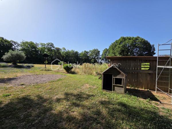 Magnifique Propriété de charme de 204m² à Chaulgnes avec Piscine et dépendances 

Amoureux des jolis coins de campagne, bordée par la lisière d'une forêt, située à deux pas de l'accès à l'A77, à deux heures de Paris, à 5 minutes du bourg de la jolie commune de Chaulgnes et de toutes les commodités de Pougues les Eaux, située  aux portes de la forêt des Bertranges et de ses nombreux sentiers de randonnée, nous vous présentons cette magnifique propriété de type maison provençale d'une surface habitable de 204m² construite en 2011, qui propose 5 pièces dont une grande pièce de vie de 106m², comprenant un espace salon, un espace séjour, ainsi qu'un espace de cuisine ouverte, aménagée et équipée. Cette propriété propose également une suite parentale de 19m², avec placards dressings et salle d'eau privative, un wc indépendant, une grande véranda qui donne côté piscine, une seconde cuisine d'été, une grande buanderie cellier au rez-de-chaussée, ainsi qu'un palier qui distribue une salle d'eau avec wc, deux chambres  de 13 et 24m² qui donne sur un grand balcon loggia orienté plein Sud à l'étage. Coté pratique, cette maison propose un premier garage de 15,5m² attenant la maison, un second garage indépendant de 42m², une grande terrasse d'environ 80m², avec stores bannes motorisés, une piscine coque 9,5m x 4m chauffée et sa grand plage en bois, une grande dépendance de stockage et un abris de jardin, le tous sur une grande parcelle de terrain d'un hectare, idéal pour accueillir des animaux, terrain clôturé (portail motorisé avec console d'accueil), arboré et très bien entretenu. 

Cette propriété propose une entrée sur une grande et lumineuse pièce de vie de 106m², dont les baies vitrées et la porte fenêtre donnent toutes sur une grande terrasse orientée plein sud de 80m². Cette pièce de vie est composée d'un espace salon, d'un espace séjour ainsi qu'un espace de cuisine ouverte (19m²), aménagée et équipée. Le rez-de-chaussée se complète d'une suite parentale de 19m², avec placards dressings et salle d'eau privative, d'un wc indépendant, d'une grande véranda de 19m² dont les baies vitrées en alu donne côté piscine, d'une seconde cuisine d'été aménagée et équipée pour le côté pratique, ainsi qu'une buanderie cellier de 14m².
De la pièce de vie, un escalier mène à l'étage, le palier distribue une salle d'eau avec wc, ainsi que deux chambres de 13 et 24m², dont les portes fenêtres donnent sur un grand balcon loggia orienté plein sud.

A l'extérieur, cette maison propose une grande parcelle de terrain de 10100m², une partie étant paysagée autour de la maison, la seconde partie aménagée en pâture, idéale pour des animaux, elle propose un premier garage de 15,5m² attenant la maison, un second garage indépendant de 42m², une grande terrasse d'environ 80m², avec stores bannes motorisés, une piscine coque 9,5m x 4m chauffée et sa grand plage en bois avec douche d'extérieure, le côté pâture dispose d'une grande dépendance (type stabule) de stockage et d'un abris de jardin.

Tous les sols intérieurs de cette propriété sont en carrelage à l'exception de la cuisine d'été (linoléum), elle dispose d'un chauffage de type chaudière à géothermie, une pompe à chaleur Air /Air (climatisations réversibles), ainsi qu'un ballon production d'eau chaude indépendant . Cette maison propose une isolation double vitrage pvc pour les huisseries, portes fenêtres ou baies vitrées, en aluminium pour la véranda, ainsi que des volets roulants motorisés et centralisés. Elle dispose d'une toiture en tuiles terre cuite de type provençale en très bon état ainsi que des combles bien isolés.
Côté construction, elle est élevé sur vide sanitaire et dispose d'un assainissement individuel.
Niveau énergie, cette maison bénéficie d'excellentes notes énergétiques, en A en dépenses énergétiques donc très économique et en A en gaz à effet de serre donc peu polluant. Elle propose également 16 panneaux solaires (8 Exposé à l'Est côté piscine et 8 exposé plein Sud côté terrasse), qui permettent une auto consommation à la maison donc des économies.
Côté internet, elle dispose de la fibre.

Les plus de cette maison : Elle n'a que des atouts!!!
Sa localisation et sa proximité avec l'A77 proche de toutes les commodités, mais aussi  des commerces et de toutes les écoles de Chaulgnes et Pougues les Eaux.
La qualité générale avec les prestations 'haut de gamme' de cette propriété parfaitement équipée, entretenue avec des grands volumes de pièces dont sa grande pièce de vie avec  salon séjour et cuisine aménagée et équipée, ses 3 chambres dont sa suite parentale en rez-de-chaussée, sa seconde salle d'eau à l'étage. Son grand garage, ses extérieurs de qualité avec sa belle terrasse dont une partie sous appentis , son terrain parfaitement entretenu, arboré et totalement clôturé, sa véranda et sa seconde cuisine, véritable atout côté piscine, ses modes de chauffage et son auto consommation, ses 2 garages et ses dépendances.

Des photos supplémentaires sont disponibles sur BSK IMMOBILIER > Nos conseillers > Olivier FRESLON
Pour tout renseignement complémentaire ou pour une visite, contactez moi au 07.62.78.13.13.

Idéale pour une grande famille ou pour une résidence secondaire à la campagne, cette propriété est un véritable coup de cœur, une opportunité très rare à saisir!!