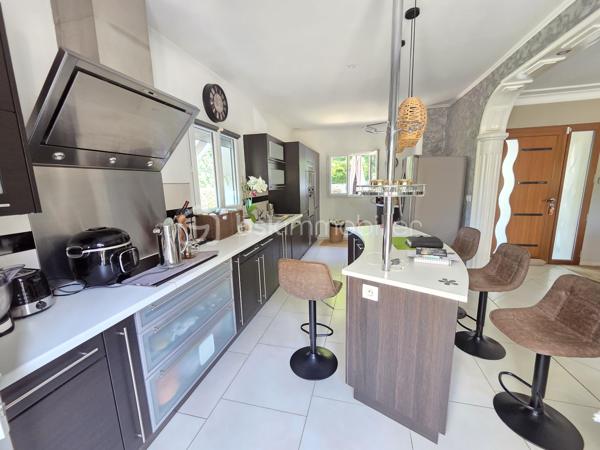 Magnifique Propriété de charme de 204m² à Chaulgnes avec Piscine et dépendances 

Amoureux des jolis coins de campagne, bordée par la lisière d'une forêt, située à deux pas de l'accès à l'A77, à deux heures de Paris, à 5 minutes du bourg de la jolie commune de Chaulgnes et de toutes les commodités de Pougues les Eaux, située  aux portes de la forêt des Bertranges et de ses nombreux sentiers de randonnée, nous vous présentons cette magnifique propriété de type maison provençale d'une surface habitable de 204m² construite en 2011, qui propose 5 pièces dont une grande pièce de vie de 106m², comprenant un espace salon, un espace séjour, ainsi qu'un espace de cuisine ouverte, aménagée et équipée. Cette propriété propose également une suite parentale de 19m², avec placards dressings et salle d'eau privative, un wc indépendant, une grande véranda qui donne côté piscine, une seconde cuisine d'été, une grande buanderie cellier au rez-de-chaussée, ainsi qu'un palier qui distribue une salle d'eau avec wc, deux chambres  de 13 et 24m² qui donne sur un grand balcon loggia orienté plein Sud à l'étage. Coté pratique, cette maison propose un premier garage de 15,5m² attenant la maison, un second garage indépendant de 42m², une grande terrasse d'environ 80m², avec stores bannes motorisés, une piscine coque 9,5m x 4m chauffée et sa grand plage en bois, une grande dépendance de stockage et un abris de jardin, le tous sur une grande parcelle de terrain d'un hectare, idéal pour accueillir des animaux, terrain clôturé (portail motorisé avec console d'accueil), arboré et très bien entretenu. 

Cette propriété propose une entrée sur une grande et lumineuse pièce de vie de 106m², dont les baies vitrées et la porte fenêtre donnent toutes sur une grande terrasse orientée plein sud de 80m². Cette pièce de vie est composée d'un espace salon, d'un espace séjour ainsi qu'un espace de cuisine ouverte (19m²), aménagée et équipée. Le rez-de-chaussée se complète d'une suite parentale de 19m², avec placards dressings et salle d'eau privative, d'un wc indépendant, d'une grande véranda de 19m² dont les baies vitrées en alu donne côté piscine, d'une seconde cuisine d'été aménagée et équipée pour le côté pratique, ainsi qu'une buanderie cellier de 14m².
De la pièce de vie, un escalier mène à l'étage, le palier distribue une salle d'eau avec wc, ainsi que deux chambres de 13 et 24m², dont les portes fenêtres donnent sur un grand balcon loggia orienté plein sud.

A l'extérieur, cette maison propose une grande parcelle de terrain de 10100m², une partie étant paysagée autour de la maison, la seconde partie aménagée en pâture, idéale pour des animaux, elle propose un premier garage de 15,5m² attenant la maison, un second garage indépendant de 42m², une grande terrasse d'environ 80m², avec stores bannes motorisés, une piscine coque 9,5m x 4m chauffée et sa grand plage en bois avec douche d'extérieure, le côté pâture dispose d'une grande dépendance (type stabule) de stockage et d'un abris de jardin.

Tous les sols intérieurs de cette propriété sont en carrelage à l'exception de la cuisine d'été (linoléum), elle dispose d'un chauffage de type chaudière à géothermie, une pompe à chaleur Air /Air (climatisations réversibles), ainsi qu'un ballon production d'eau chaude indépendant . Cette maison propose une isolation double vitrage pvc pour les huisseries, portes fenêtres ou baies vitrées, en aluminium pour la véranda, ainsi que des volets roulants motorisés et centralisés. Elle dispose d'une toiture en tuiles terre cuite de type provençale en très bon état ainsi que des combles bien isolés.
Côté construction, elle est élevé sur vide sanitaire et dispose d'un assainissement individuel.
Niveau énergie, cette maison bénéficie d'excellentes notes énergétiques, en A en dépenses énergétiques donc très économique et en A en gaz à effet de serre donc peu polluant. Elle propose également 16 panneaux solaires (8 Exposé à l'Est côté piscine et 8 exposé plein Sud côté terrasse), qui permettent une auto consommation à la maison donc des économies.
Côté internet, elle dispose de la fibre.

Les plus de cette maison : Elle n'a que des atouts!!!
Sa localisation et sa proximité avec l'A77 proche de toutes les commodités, mais aussi  des commerces et de toutes les écoles de Chaulgnes et Pougues les Eaux.
La qualité générale avec les prestations 'haut de gamme' de cette propriété parfaitement équipée, entretenue avec des grands volumes de pièces dont sa grande pièce de vie avec  salon séjour et cuisine aménagée et équipée, ses 3 chambres dont sa suite parentale en rez-de-chaussée, sa seconde salle d'eau à l'étage. Son grand garage, ses extérieurs de qualité avec sa belle terrasse dont une partie sous appentis , son terrain parfaitement entretenu, arboré et totalement clôturé, sa véranda et sa seconde cuisine, véritable atout côté piscine, ses modes de chauffage et son auto consommation, ses 2 garages et ses dépendances.

Des photos supplémentaires sont disponibles sur BSK IMMOBILIER > Nos conseillers > Olivier FRESLON
Pour tout renseignement complémentaire ou pour une visite, contactez moi au 07.62.78.13.13.

Idéale pour une grande famille ou pour une résidence secondaire à la campagne, cette propriété est un véritable coup de cœur, une opportunité très rare à saisir!!