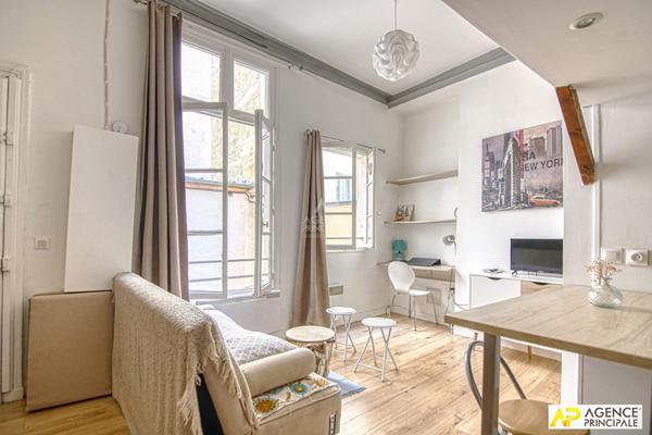 Versailles Notre-Dame Studio 33 m² au sol (23m² carrez) situé au 1er étage sur cour d'un immeuble ancien €225 000 ** - Référence 25285