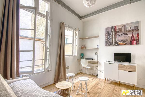 Versailles Notre-Dame Studio 33 m² au sol (23m² carrez) situé au 1er étage sur cour d'un immeuble ancien €225 000 ** - Référence 25285