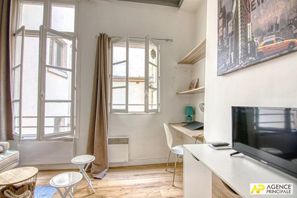 Versailles Notre-Dame Studio 33 m² au sol (23m² carrez) situé au 1er étage sur cour d'un immeuble ancien €225 000 ** - Référence 25285