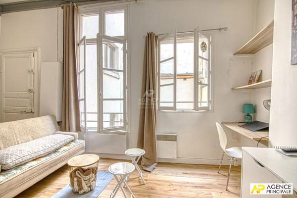 Versailles Notre-Dame Studio 33 m² au sol (23m² carrez) situé au 1er étage sur cour d'un immeuble ancien €225 000 ** - Référence 25285