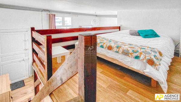 Versailles Notre-Dame Studio 33 m² au sol (23m² carrez) situé au 1er étage sur cour d'un immeuble ancien €225 000 ** - Référence 25285