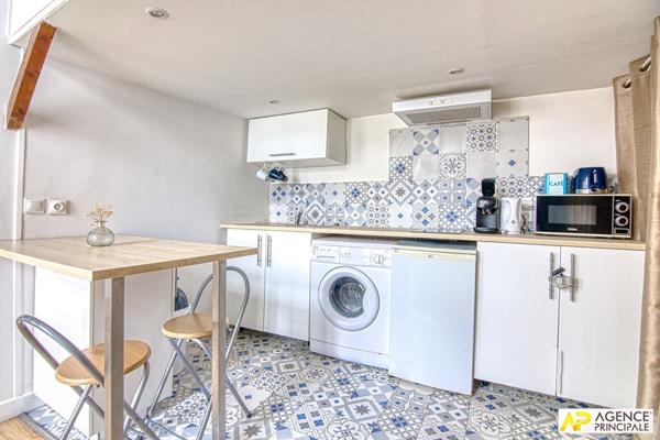 Versailles Notre-Dame Studio 33 m² au sol (23m² carrez) situé au 1er étage sur cour d'un immeuble ancien €225 000 ** - Référence 25285