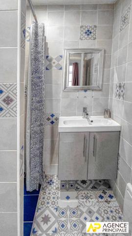 Versailles Notre-Dame Studio 33 m² au sol (23m² carrez) situé au 1er étage sur cour d'un immeuble ancien €225 000 ** - Référence 25285