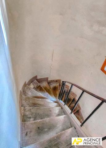 Versailles Notre-Dame Studio 33 m² au sol (23m² carrez) situé au 1er étage sur cour d'un immeuble ancien €225 000 ** - Référence 25285