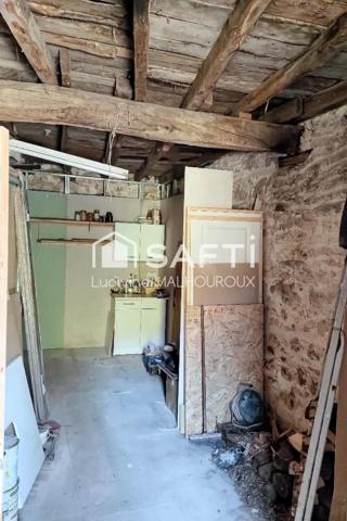 Maison en pierre en cours de rénovation