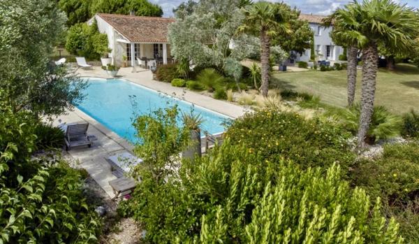 Elégante et vaste longère proche de La Rochelle