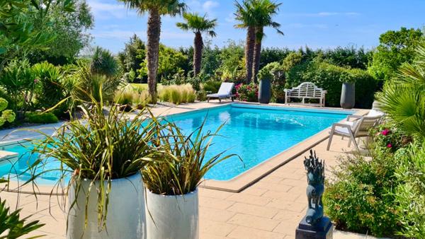 Elégante et vaste longère proche de La Rochelle