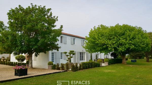 Elégante et vaste longère proche de La Rochelle