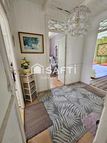 Découvrez cette superbe maison 6 pièces alliant espace et confort: 4 chambres, grand bureau, vaste salon lumineux, le tout sur 800m² de terrain arboré avec arbres fruitiers. Un cadre idéal pour une famille à la recherche de tranquillité et de volume