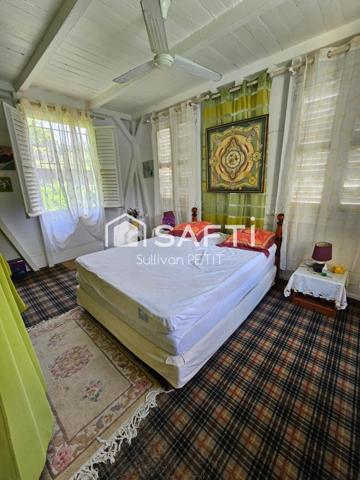 Découvrez cette superbe maison 6 pièces alliant espace et confort: 4 chambres, grand bureau, vaste salon lumineux, le tout sur 800m² de terrain arboré avec arbres fruitiers. Un cadre idéal pour une famille à la recherche de tranquillité et de volume