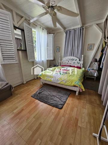 Découvrez cette superbe maison 6 pièces alliant espace et confort: 4 chambres, grand bureau, vaste salon lumineux, le tout sur 800m² de terrain arboré avec arbres fruitiers. Un cadre idéal pour une famille à la recherche de tranquillité et de volume