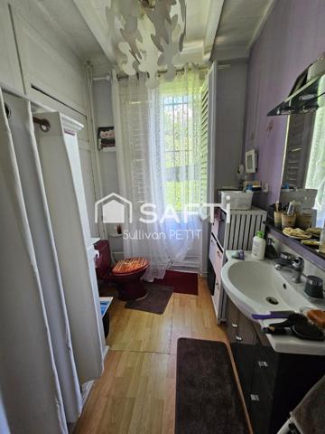 Découvrez cette superbe maison 6 pièces alliant espace et confort: 4 chambres, grand bureau, vaste salon lumineux, le tout sur 800m² de terrain arboré avec arbres fruitiers. Un cadre idéal pour une famille à la recherche de tranquillité et de volume